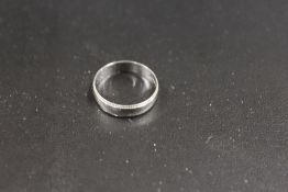 A 9CT WHITE GOLD WEDDING RING