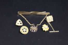 THREE HALLMARKED 9 CARAT GOLD BROOCHES, APPROX COMBINED WEIGHT 7.2G TOGETHER WITH OTHER BROOCHES ETC