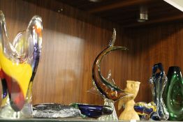 A SELECTION OF STUDIO GLASS TO INCLUDE A MURANO STYLE SWORD FISH TOGETHER WITH A FOSSIL AND A CARVED