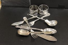 A BAG OF HALLMARKED SILVER AND SILVER PLATED WARE TO INCLUDE A SILVER SPOON AND FORK
