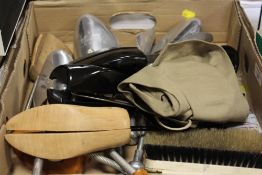 A TRAY OF ASSORTED VINTAGE BOOT LASTS ETC