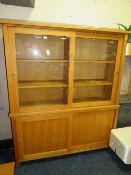A LARGE OAK GLAZED SLIDING DOOR CABINET/BOOKCASE H-191 W-149 CM