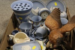 A TRAY OF ASSORTED WEDGWOOD BLUE JASPERWARE TO INC FLOWER VASE, DESK CLOCK ETC
