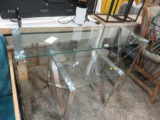 A MODERN GLASS AND CHROME CONSOLE/HALL TABLE H-78 W-120 CM WITH A LAMP TABLE (2)