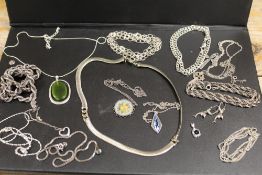 A BAG OF ASSORTED WHITE METAL JEWELLERY TO INCLUDE SILVER EXAMPLES