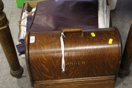A WOODEN CASED SINGER SEWING MACHINE TOGETHER WITH A TRAY OF ASSORTED FABRICS