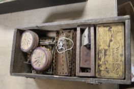 A WOODEN BOX OF VINTAGE MECCANO