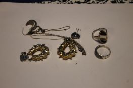 A COLLECTION OF ASSORTED JEWELLERY TO INCLUDE EARINGS, RINGS ETC
