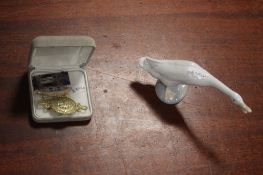 A COLLECTION OF BROOCHES TOGETHER WITH A SMALL LLADRO SWAN