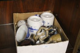 A SMALL QUANTITY OF ORIENTAL CERAMICS