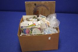A QUANTITY OF TEA AND CIGARETTE CARDS