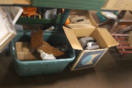 A VINTAGE BELL AND HOWELL PROJECTOR AND A GREEN TUB OF VINTAGE TOOLS, TREEN AND ORNAMENTS