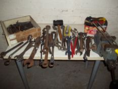 A SELECTION OF TOOLS, TO INCLUDE A RECORD ENGINEERS VICE AND KINGDICK AND BRITOOL SPANNERS