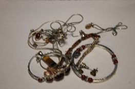 A COLLECTION OF ASSORTED COSTUME JEWELLERY