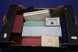 A BOX OF VINTAGE JEWELLERY BOXES