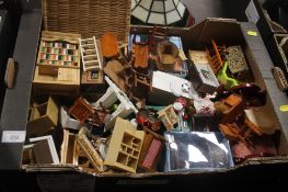 TRAY OF DOLLS HOUSE FURNITURE ( TRAY NOT INCLUDED)