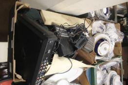 TRAY OF CAMERAS TO INCLUDE VINTAGE EXAMPLES, BOXED CUTLERY SET ETC