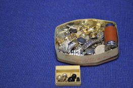 A TIN OF COLLECTABLES TO INCLUDE CUFF LINCS, WRIST WATCH ETC