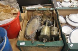 A TRAY OF BRASS ITEMS TO INCLUDE A BEVEL EDGE MIRROR, MEAT HOOKS ETC