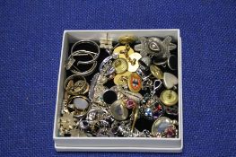 A QUANTITY OF JEWELLERY AND CUFF LINCS ETC