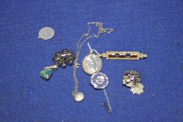 A QUANTITY OF SILVER AND OTHER JEWELLERY