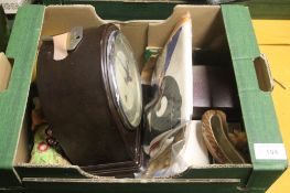 A BOX OF COLLECTABLES TO INCLUDE A SMITHS BAKERLIKE MANTLE CLOCK