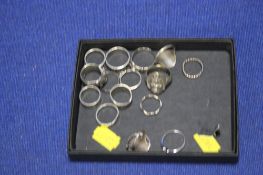 A COLLECTION OF SILVER AND WHITE METAL RINGS