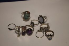 A QUANTITY OF SILVER AND WHITE METAL RINGS