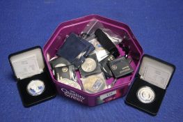 A COLLECTION OF COINS TO INCLUDE CROWNS/ £5 PIECES, 