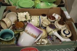 A TRAY OF CHINA TO INCLUDE JUGS AND CERAMICS ETC (TRAY NOT INCLUDED)