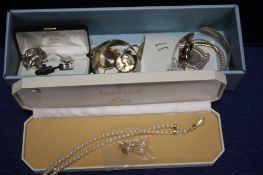 A COLLECTION OF JEWELLERY TO INCLUDE RINGS, BRACELET ETC