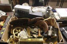TRAY CONTAINING SELECTION OF BRASS WITH A TRAY OF WHITE METAL ITEMS (TRAY NOT INCLUDED)