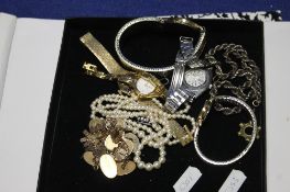 A COLLECTED OF ASSORTED COSTUME JEWELLERY