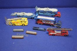 A SELECTION OF VINTAGE UNBOXED DIE CAST VEHICLES TO INCLUDE TWO X CORGI MAJOR CARRIMORE CAR