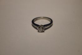A LADIES PLATINUM DIAMOND SET SOLITAIRE DIAMOND RING