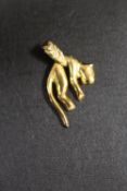 A PENDANT IN THE FORM OF LEOPARD / CAT WITH DIAMOND SET EYE STAMPED 750 - APPROX WEIGHT 8.2 G