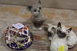 A DOULTON CAT FIGURE TOGETHER WITH ANOTHER AND A CROWN DERBY FROG PAPERWEIGHT - NO STOPPER (3)