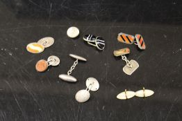 A QUANTITY OF ANTIQUE AND VINTAGE ODD CUFFLINKS