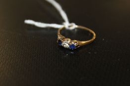 A THREE STONE SAPPHIRE AN DIAMOND RING STAMPED 14K - APPROX 1.9 G