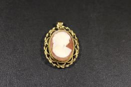 A HALLMARKED 9CT GOLD CAMEO BROOCH - APPROX WEIGHT 3.7 G
