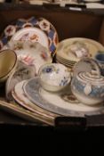 A TRAY OF ASSORTED CERAMICS TO INCLUDE WEDGWOOD FLORENTINE