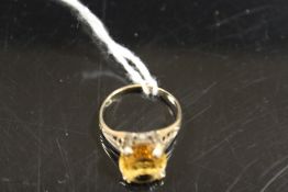 A HALLMARKED 9CT GOLD DRESS RING SET WITH A CITRINE STYLE STONE -= APPROX WEIGHT 2.7 G