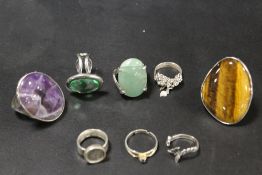 A COLLECTION OF VINTAGE AND MODERN GEMSET RINGS TO INCLUDE RETRO STYLE EXAMPLES