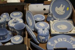 TWO TRAYS OF ASSORTED WEDGWOOD BLUE JASPERWARE TO INCLUDE LIDDED TRINKETS, LIDDED PRESERVE POT ETC