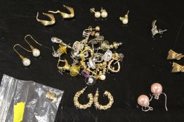 A BAG OF ASSORTED EARRINGS ETC