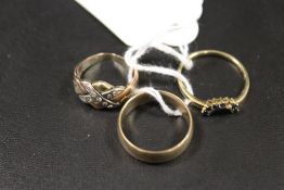 A HALLMARKED 9CT GOLD DRESS RING - STONE MISSING, TOGETHER WITH A HALLMARKED 9CT GOLD WEDDING BAND