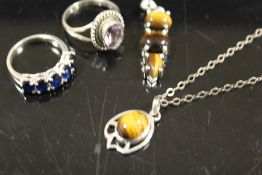 A COLLECTION OF VINTAGE SILVER TO INCLUDE TWO GEMSTONE RINGS, TWO TIGERS EYE PENDANTS AND CHAIN