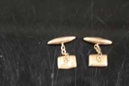 A PAIR OF VINTAGE 9CT GOLD CUFFLINKS