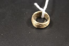 A HALLMARKED 9CT GOLD LATTICE STYLE BAND- APPROX WEIGHT 5.4 G