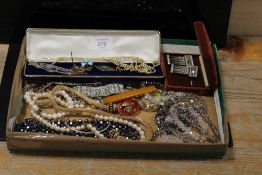 A COLLECTION OF ASSORTED ,MODERN AND VINTAGE COSTUME JEWELLERY TO INCLUDE AN ENAMEL CLOVER BROOCH,